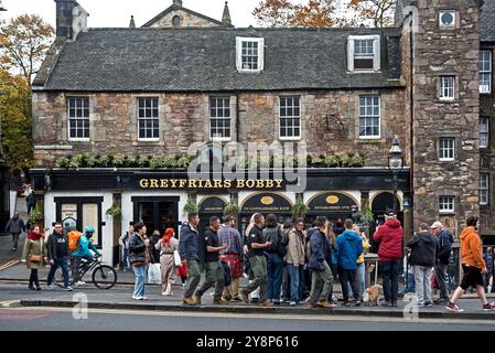 Crownd versammelt sich um die Statue von Greyfriars Bobby vor dem gleichnamigen Pub an der George IV Bridge in Edinburgh, Schottland, Großbritannien. Stockfoto