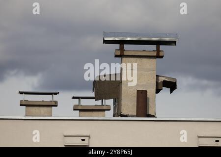 Zusätzliche Lüftungsschächte in Mehrfamilienblöcken, Schutz vor Kohlenmonoxid- und Kohlenmonoxidvergiftung Stockfoto