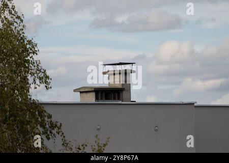 Zusätzliche Lüftungsschächte in Mehrfamilienblöcken, Schutz vor Kohlenmonoxid- und Kohlenmonoxidvergiftung Stockfoto