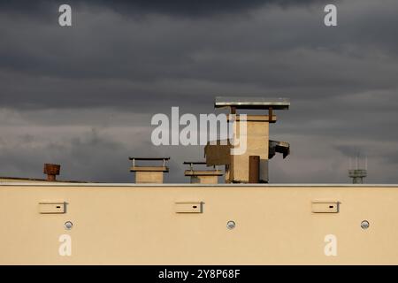 Zusätzliche Lüftungsschächte in Mehrfamilienblöcken, Schutz vor Kohlenmonoxid- und Kohlenmonoxidvergiftung Stockfoto