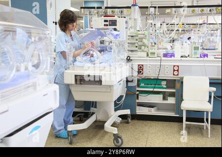 Pflegepersonal, Neugeborene-Intensivstation, Donostia Hospital, San Sebastian, Donostia, Gipuzkoa, Baskenland, Spanien. Stockfoto