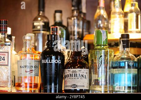 Spirituosenflaschen, Bar, Donostia, San Sebastian, Gipuzkoa, Spanien. Stockfoto