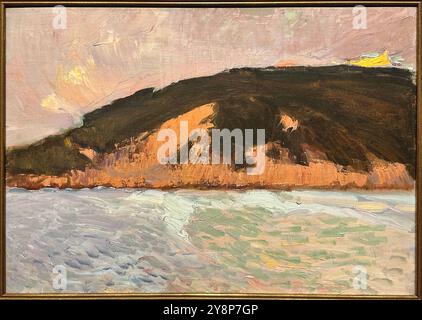 Monte Ulía, San Sebastián, 1917-1918, Joaquín Sorolla (1863-1923) im Vordergrund das ruhige, graue Wasser. Im Hintergrund erhebt sich der braun-graue Berg mit malvenfarbenen und blauen Flecken und einem grauen Himmel. Die Komposition des Gemäldes ist asymmetrisch, zentriert auf dem Berg. Im Allgemeinen vermittelt das Werk ein Gefühl von Ruhe und Gelassenheit. Dies wird durch die Helligkeit der Farben und das warme Licht eines Wintertages noch verstärkt. Die Helligkeit des Ozeans rundet die ruhige Atmosphäre des Bildes ab. Die organischen Linien am Horizont dämpfen den Kontrast zwischen Himmel und Berg. Dieses Kontr Stockfoto