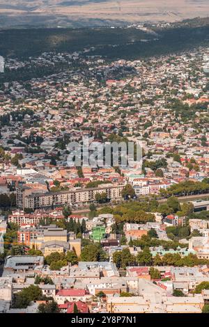 Tiflis, Georgien - 17. August 2024: Panoramablick auf die Stadt Tiflis, die Hauptstadt Georgiens. Stockfoto
