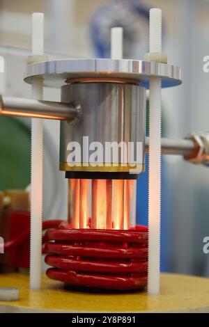 Vakuum-Levitation-Ausrüstung, unterstützt durch einen Induktionsofen, umfasst die Vakuum-Levitation-Ausrüstung 100-1000 g einen Tiegel, in Cu hergestellte und mit Wasser gekühlte Spule und Form dieses Vakuumsystem ist mit Argon gefüllt und verfügt über eine Gießereischwebeneinrichtung im Tiegel. seine Eigenschaften ermöglichen es, jede Kontaminationsquelle zu vermeiden die Stahlbauausrüstung wird in den Bereichen Nanotechnologien eingesetzt Industrie, Tecnalia Forschung und Innovation, Technologie- und Forschungszentrum, Technologiepark Zamudio, Derio, Bizkaia, Baskenland, Spanien. Stockfoto