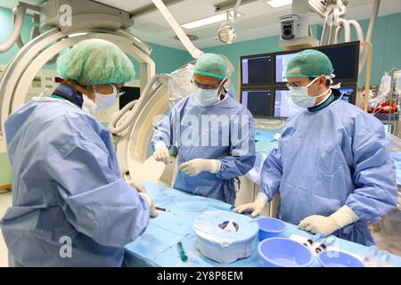 Chirurgische Vorbereitung, Planung, interventionelle Neuroradiologie, Operationssaal, Röntgenabteilung, Donostia Hospital, San Sebastian, Donostia, Gipuzkoa, Baskenland, Spanien. Stockfoto