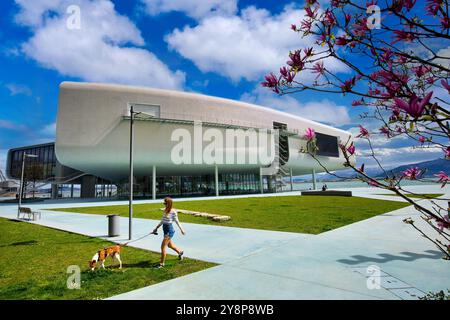 Junge Mädchen, die den Hund gehen, Botin Center Museum Kunst und Kultur, Architekt Renzo Piano, Jardines de Pereda, Santander, Kantabrien, Spanien, Europa. Stockfoto