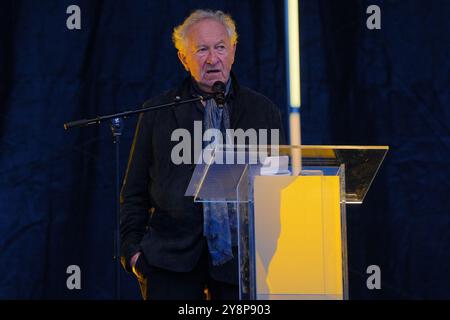 Sir Simon Schama sprach bei der Gedenkveranstaltung am 7. Oktober im Hyde Park, Zentrum von London. Am 7. Oktober 2023 verübte die Hamas einen nie dagewesenen grenzüberschreitenden Angriff auf Israel, bei dem 1.200 Menschen getötet und 240 weitere Geiseln genommen wurden. Bilddatum: Sonntag, 6. Oktober 2024. Stockfoto