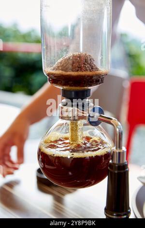 Kaffee mit „Vakuumsiphon“, Hacienda San Alberto, Cafetal, Kaffeeplantagen, Kaffeekulturlandschaft, Buenavista, Quindio, Kolumbien, Südamerika. Stockfoto