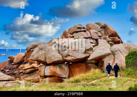Riesige Felsen an der Côte de Granit Rose (rosa Granitküste), Ploumanac'h, Perros-Guirec, Bretagne, Bretagne, Bretagne, Frankreich. Stockfoto