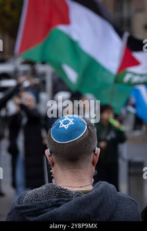 Glasgow, Schottland, 6. Oktober 2024. Bring them Home Now Schottland (BTHNS) und Glasgow Friends of Israel (GFI) gedenken des ersten Jahrestages des Gaza-Krieges, eines Konflikts, der das Leben zahlreicher Israelis und Palästinenser tief getroffen hat, denen am 6. Oktober 2024 eine Gegendemonstration von Pro-Palästina- und Pro-Libanon-Anhängern in Glasgow (Schottland) gegenübersteht. Foto: Jeremy Sutton-Hibbert/ Alamy Live News. Stockfoto