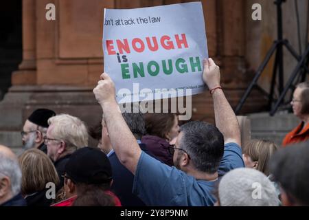 Glasgow, Schottland, 6. Oktober 2024. Bring them Home Now Schottland (BTHNS) und Glasgow Friends of Israel (GFI) gedenken des ersten Jahrestages des Gaza-Krieges, eines Konflikts, der das Leben zahlreicher Israelis und Palästinenser tief getroffen hat, denen am 6. Oktober 2024 eine Gegendemonstration von Pro-Palästina- und Pro-Libanon-Anhängern in Glasgow (Schottland) gegenübersteht. Foto: Jeremy Sutton-Hibbert/ Alamy Live News. Stockfoto