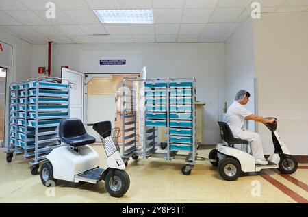 Innerer Transport von Lebensmitteln in Autos, Küche, Krankenhaus Donostia, San Sebastian, Gipuzkoa, Baskenland, Spanien. Stockfoto