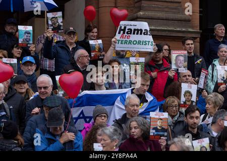 Glasgow, Schottland, 6. Oktober 2024. Bring them Home Now Schottland (BTHNS) und Glasgow Friends of Israel (GFI) gedenken des ersten Jahrestages des Gaza-Krieges, eines Konflikts, der das Leben zahlreicher Israelis und Palästinenser tief getroffen hat, denen am 6. Oktober 2024 eine Gegendemonstration von Pro-Palästina- und Pro-Libanon-Anhängern in Glasgow (Schottland) gegenübersteht. Foto: Jeremy Sutton-Hibbert/ Alamy Live News. Stockfoto