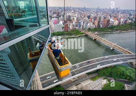 Gebäude Wartung Arbeiter, Asahi Bier Tower, Sumidagawa Fluss, Asakusa, Tokio, Japan. Stockfoto