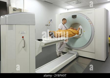 PET-CT Siemens Biograph, kombinierte Apparatur für Positronen-Emissions-Tomographie PET und Röntgen-Computertomographie CT, Nuklearmedizin, Onkologikoa Hospital, Oncology Institute, Case Center for Prevention, Diagnostics and treatment of Cancer, Donostia, San Sebastian, Gipuzkoa, Baskenland, Spanien. Stockfoto