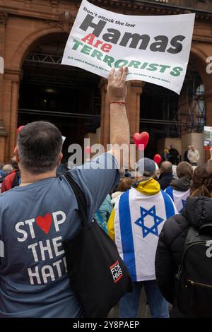 Glasgow, Schottland, 6. Oktober 2024. Bring them Home Now Schottland (BTHNS) und Glasgow Friends of Israel (GFI) gedenken des ersten Jahrestages des Gaza-Krieges, eines Konflikts, der das Leben zahlreicher Israelis und Palästinenser tief getroffen hat, denen am 6. Oktober 2024 eine Gegendemonstration von Pro-Palästina- und Pro-Libanon-Anhängern in Glasgow (Schottland) gegenübersteht. Foto: Jeremy Sutton-Hibbert/ Alamy Live News. Stockfoto