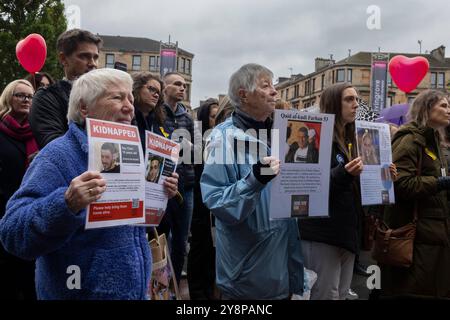 Glasgow, Schottland, 6. Oktober 2024. Bring them Home Now Schottland (BTHNS) und Glasgow Friends of Israel (GFI) gedenken des ersten Jahrestages des Gaza-Krieges, eines Konflikts, der das Leben zahlreicher Israelis und Palästinenser tief getroffen hat, denen am 6. Oktober 2024 eine Gegendemonstration von Pro-Palästina- und Pro-Libanon-Anhängern in Glasgow (Schottland) gegenübersteht. Foto: Jeremy Sutton-Hibbert/ Alamy Live News. Stockfoto