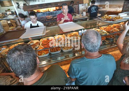 Das Faliero Torta d’ la Maria ist ein großes Restaurant, eine Bar und ein Nachtclub in der Nähe des Trasimeno-Sees in Perugia, Umbrien, Italien. Mitarbeiter, die Befehle entgegennehmen Stockfoto