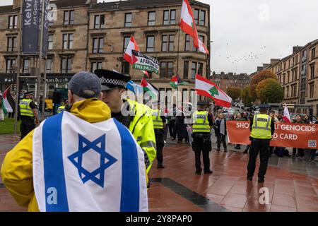 Glasgow, Schottland, 6. Oktober 2024. Bring them Home Now Schottland (BTHNS) und Glasgow Friends of Israel (GFI) gedenken des ersten Jahrestages des Gaza-Krieges, eines Konflikts, der das Leben zahlreicher Israelis und Palästinenser tief getroffen hat, denen am 6. Oktober 2024 eine Gegendemonstration von Pro-Palästina- und Pro-Libanon-Anhängern in Glasgow (Schottland) gegenübersteht. Foto: Jeremy Sutton-Hibbert/ Alamy Live News. Stockfoto