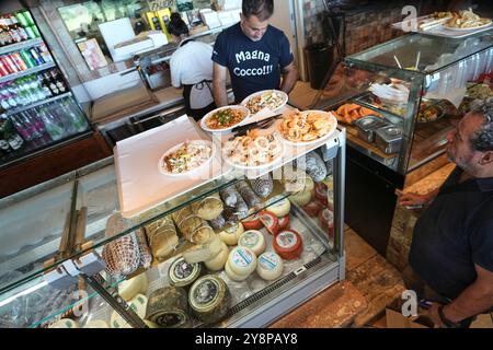 Das Faliero Torta d’ la Maria ist ein großes Restaurant, eine Bar und ein Nachtclub in der Nähe des Trasimeno-Sees in Perugia, Umbrien, Italien. Mitarbeiter, die Befehle entgegennehmen Stockfoto