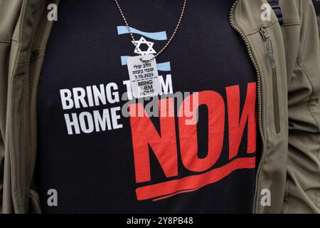 Glasgow, Schottland, 6. Oktober 2024. Bring them Home Now Schottland (BTHNS) und Glasgow Friends of Israel (GFI) gedenken des ersten Jahrestages des Gaza-Krieges, eines Konflikts, der das Leben zahlreicher Israelis und Palästinenser tief getroffen hat, denen am 6. Oktober 2024 eine Gegendemonstration von Pro-Palästina- und Pro-Libanon-Anhängern in Glasgow (Schottland) gegenübersteht. Foto: Jeremy Sutton-Hibbert/ Alamy Live News. Stockfoto