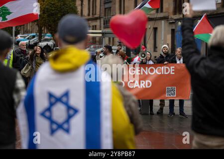 Glasgow, Schottland, 6. Oktober 2024. Bring them Home Now Schottland (BTHNS) und Glasgow Friends of Israel (GFI) gedenken des ersten Jahrestages des Gaza-Krieges, eines Konflikts, der das Leben zahlreicher Israelis und Palästinenser tief getroffen hat, denen am 6. Oktober 2024 eine Gegendemonstration von Pro-Palästina- und Pro-Libanon-Anhängern in Glasgow (Schottland) gegenübersteht. Foto: Jeremy Sutton-Hibbert/ Alamy Live News. Stockfoto