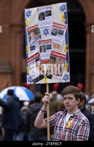Glasgow, Schottland, 6. Oktober 2024. Bring them Home Now Schottland (BTHNS) und Glasgow Friends of Israel (GFI) gedenken des ersten Jahrestages des Gaza-Krieges, eines Konflikts, der das Leben zahlreicher Israelis und Palästinenser tief getroffen hat, denen am 6. Oktober 2024 eine Gegendemonstration von Pro-Palästina- und Pro-Libanon-Anhängern in Glasgow (Schottland) gegenübersteht. Foto: Jeremy Sutton-Hibbert/ Alamy Live News. Stockfoto
