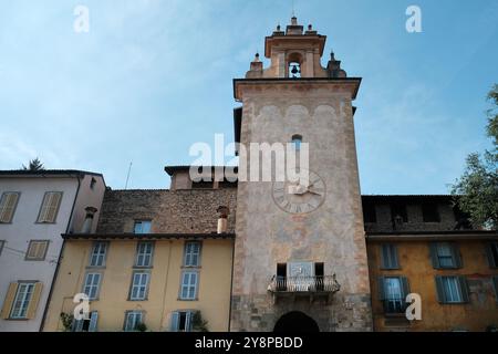 Der Turm am Eingang der Zitadelle Visconti (Torre della Campanella), mittelalterliche Festung in Bergamo, Lombardei, Norditalien. Stockfoto