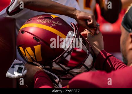 Landover, Usa. Oktober 2024. Spieler der Washington Commanders unterzeichnen Helme und T-Shirts, bevor sie am Sonntag, den 6. Oktober 2024, im Northwest Stadium in Landover, Maryland gegen die Cleveland Browns spielen. Foto: Bonnie Cash/UPI Credit: UPI/Alamy Live News Stockfoto