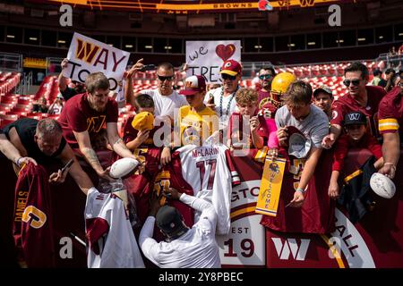 Landover, Usa. Oktober 2024. Der Wide Receiver Terry McLaurin (7) der Washington Commanders signiert Helme und T-Shirts vor einem Spiel gegen die Cleveland Browns im Northwest Stadium in Landover, Maryland am Sonntag, den 6. Oktober 2024. Foto: Bonnie Cash/UPI Credit: UPI/Alamy Live News Stockfoto