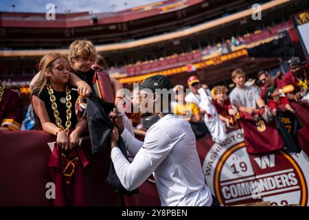 Landover, Usa. Oktober 2024. Der Wide Receiver Terry McLaurin (7) der Washington Commanders signiert Helme und T-Shirts vor einem Spiel gegen die Cleveland Browns im Northwest Stadium in Landover, Maryland am Sonntag, den 6. Oktober 2024. Foto: Bonnie Cash/UPI Credit: UPI/Alamy Live News Stockfoto