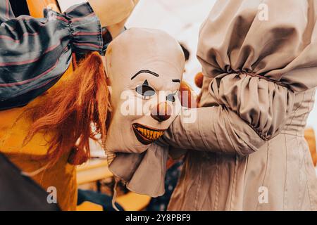 Oktober 2022/23, Frankfurt, Deutschland, Schauspieler in Monster- und Horrorkostümen treten in einem Horrorlabyrinth auf, um Halloween zu feiern. Stockfoto