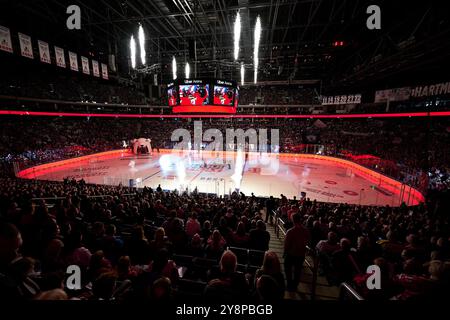 Berlin, Deutschland. Oktober 2024. Uber Arena Stimmungsbild, Eröffnung, Spielereinlauf, Pyrotechnik, GER, Eisbaeren Berlin vs. Nürnberg Ice Tigers, Eishockey Herren, Deutsche Eishockey Liga, Saison 2024/2025, 7. Spieltag, 06.10.2024. Foto: Eibner-Pressefoto/ Claudius Rauch Credit: dpa/Alamy Live News Stockfoto