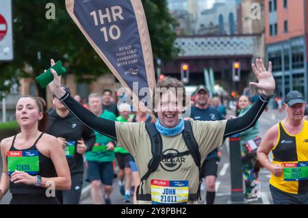 Glasgow, Schottland, Großbritannien. Oktober 2024. Der jährliche Great Scottish Run bricht frühere Rekorde mit 30.000 Menschen, die bei einem 10-km- oder Halbmarathon auf die Straßen der Stadt fahren. Quelle: Skully/Alamy Live News Stockfoto