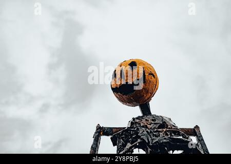 Oktober 2022/23, Frankfurt, Deutschland, Schauspieler in Monster- und Horrorkostümen treten in einem Horrorlabyrinth auf, um Halloween zu feiern. Stockfoto