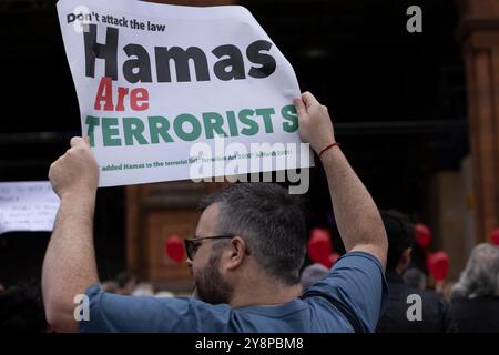 Glasgow, Schottland, 6. Oktober 2024. Bring them Home Now Schottland (BTHNS) und Glasgow Friends of Israel (GFI) gedenken des ersten Jahrestages des Gaza-Krieges, eines Konflikts, der das Leben zahlreicher Israelis und Palästinenser tief getroffen hat, denen am 6. Oktober 2024 eine Gegendemonstration von Pro-Palästina- und Pro-Libanon-Anhängern in Glasgow (Schottland) gegenübersteht. Foto: Jeremy Sutton-Hibbert/ Alamy Live News. Stockfoto