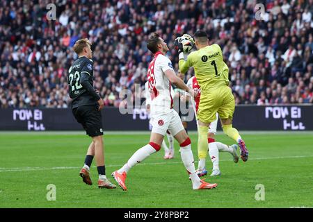 AMSTERDAM, 10.06.2024, JohanCruijff Arena , Saison 2024 / 2025 , Dutch Eredivisie Football. (L-R) Ajax Spieler Wout Weghorst, FC Groningen Torhüter Etienne Vaessen während des Spiels Ajax - Groningen Stockfoto