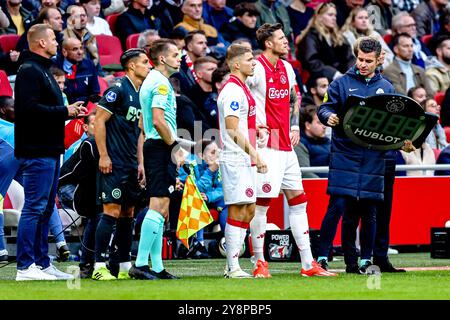 AMSTERDAM, 06-10-2024 , JohanCruijff Arena, Football, Dutch Eredvisie, Saison 2024/2025, während des Spiels Ajax – FC Groningen, Ajax-Spieler Anton Gaaei, Ajax-Spieler Wout Weghorst Stockfoto