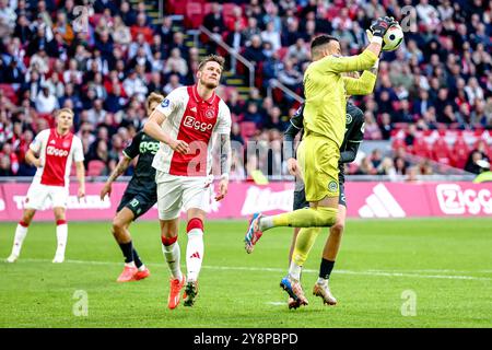 AMSTERDAM, 06-10-2024 , JohanCruijff Arena, Football, Dutch Eredvisie, Saison 2024/2025, während des Spiels Ajax – FC Groningen, Ajax Spieler Wout Weghorst, FC Groningen Torhüter Etienne Vaessen Stockfoto