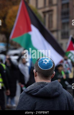 Glasgow, Schottland, 6. Oktober 2024. Bring them Home Now Schottland (BTHNS) und Glasgow Friends of Israel (GFI) gedenken des ersten Jahrestages des Gaza-Krieges, eines Konflikts, der das Leben zahlreicher Israelis und Palästinenser tief getroffen hat, denen am 6. Oktober 2024 eine Gegendemonstration von Pro-Palästina- und Pro-Libanon-Anhängern in Glasgow (Schottland) gegenübersteht. Foto: Jeremy Sutton-Hibbert/ Alamy Live News. Stockfoto