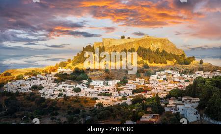 Sonnenuntergangslicht in Lindos, Akropolis im Hintergrund, Rhodos, Griechenland Stockfoto