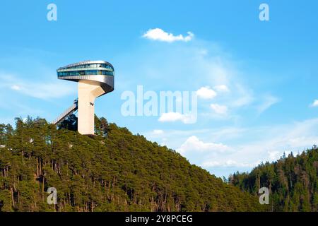 Der Turm der Bergisel-Schanze in Innsbruck. - Blick auf die Bergiselschanze Stockfoto