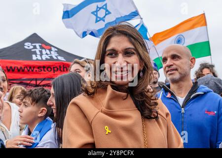 Hyde Park, London, Großbritannien. Oktober 2024. Suella Braverman schließt sich der jüdischen Gemeinde und Verbündeten Großbritanniens an, wenn sie zu Tausenden zusammenkommen, um den ersten Jahrestag seit dem brutalen Hamas-Angriff zu feiern, bei dem über 1.200 Menschen getötet und über 250 entführt wurden, von denen 101 in Gefangenschaft in Gaza bleiben. Im vergangenen Jahr gab es hier im Vereinigten Königreich auch einen beispiellosen Antisemitismus. Quelle: Amanda Rose/Alamy Live News Stockfoto