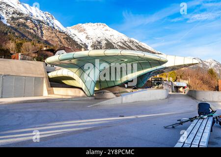 INNSBRUCK, ÖSTERREICH, 30.01.2024: Standseilbahnhof, entworfen von Zaha Hadid Architects. Die Hungerburgbahn ist eine hybride Standseilbahn, die zusammen mit der Hungerburgbahn betrieben wird Stockfoto