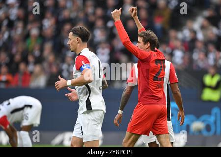 Frankfurt, Deutschland. Oktober 2024. Fußball 1. Bundesliga 6. Spieltag Eintracht Frankfurt - FC Bayern München am 06.10.2024 im Deutschen Bank Park in Frankfurt Thomas Müller ( München ) DFL-Vorschriften verbieten jede Verwendung von Fotografien als Bildsequenzen und/oder Quasi-Video. Foto: Revierfoto Credit: ddp Media GmbH/Alamy Live News Stockfoto