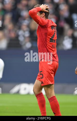 Frankfurt, Deutschland. Oktober 2024. Fußball 1. Bundesliga 6. Spieltag Eintracht Frankfurt - FC Bayern München am 06.10.2024 im Deutschen Bank Park in Frankfurt Thomas Müller ( München ) DFL-Vorschriften verbieten jede Verwendung von Fotografien als Bildsequenzen und/oder Quasi-Video. Foto: Revierfoto Credit: ddp Media GmbH/Alamy Live News Stockfoto