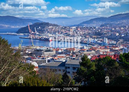 Puerto y Ria de Vigo, Blick vom Parque Monte do Castro, Vigo, Pontevedra, Galicien, Spanien. Puerto y Ria de Vigo, was wörtlich „Hafen und Fluss von Vigo“ bedeutet, ist ein atemberaubend schönes Naturgebiet im Nordwesten Spaniens, bekannt als Galicien. Es liegt in der Provinz Pontevedra und ist einer der wichtigsten Häfen in der Region. Vom Gipfel des Parque Monte do Castro aus haben Besucher einen unglaublichen Blick auf den Fluss, den Hafen und die Altstadt von Vigo. Der Hafen ist mit vielen Segelbooten, Fähren und Frachtschiffen gefüllt. Der Hafen ist eine belebte Gegend, gesäumt von Restaurants, Sho Stockfoto