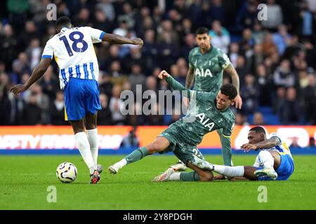 Tottenham Hotspurs Brennan Johnson (Mitte) und Brighton und Hove Albions Danny Welbeck (links) kämpfen um den Ball während des Premier League-Spiels im American Express Stadium in Brighton. Bilddatum: Sonntag, 6. Oktober 2024. Stockfoto