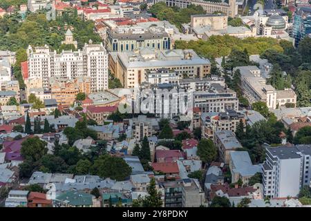 Tiflis, Georgien - 17. August 2024: Panoramablick auf die Stadt Tiflis, die Hauptstadt Georgiens. Stockfoto